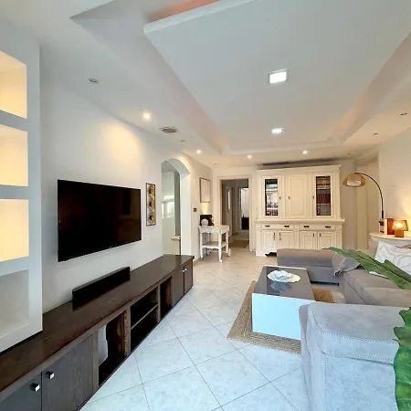 Heart Of St Juliens Near Paceville And Spacious 3-bedroom Apartman