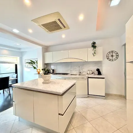Heart Of St Juliens Near Paceville And Spacious 3-bedroom Apartman
